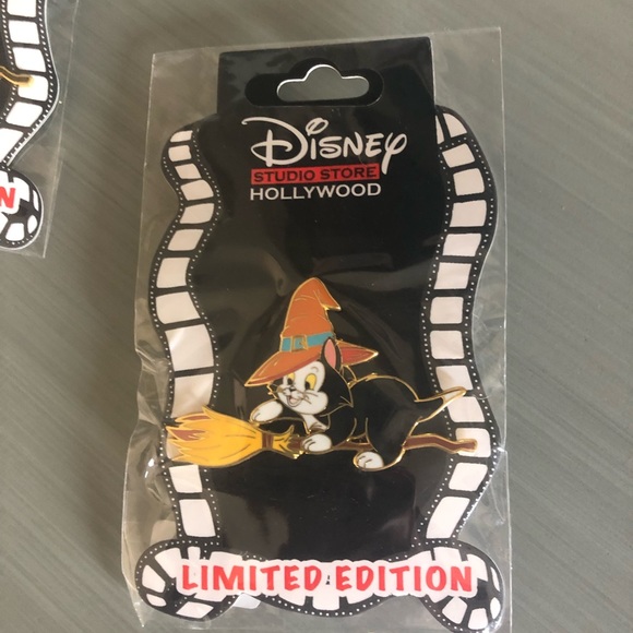 Disney LE Cats on Brooms Pin Set - Picture 2 of 8